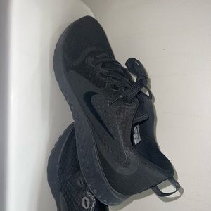 Mens Black Nike Reacts. Size 10 missing a shoe lace. Worn once